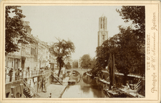 67352 Gezicht op de Oudegracht en Hamburgerbrug te Utrecht, met aan beide kanten de werfkelders en de voorgevels van de ...